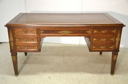 Beau bureau plat en acajou et acajou moucheté....