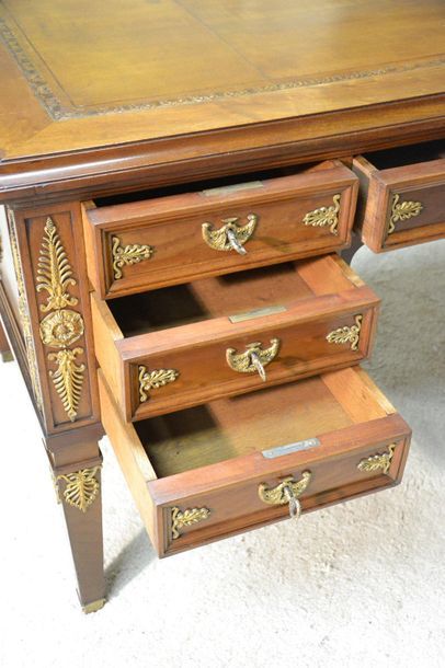 Beau bureau plat en acajou et acajou moucheté....