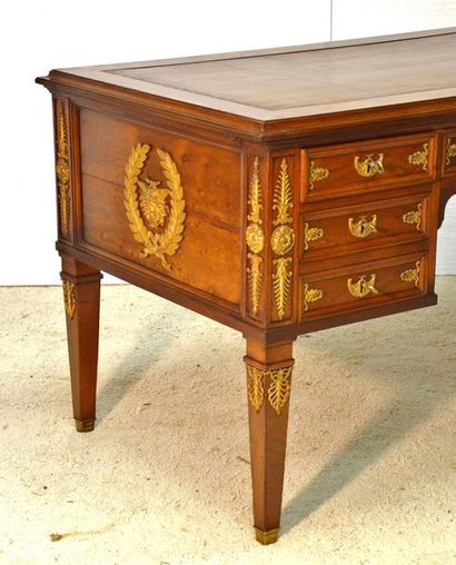 Beau bureau plat en acajou et acajou moucheté....