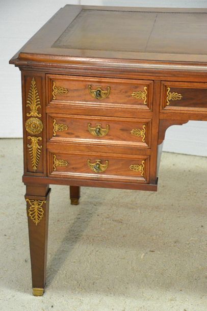Beau bureau plat en acajou et acajou moucheté....