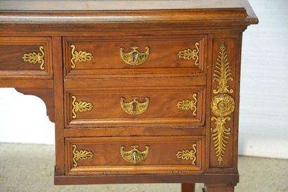 Beau bureau plat en acajou et acajou moucheté....