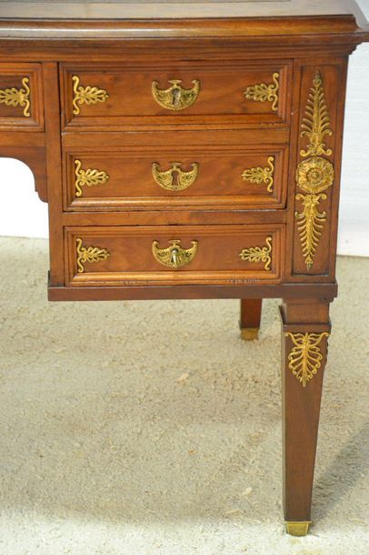 Beau bureau plat en acajou et acajou moucheté....