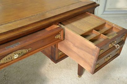Beau bureau plat en acajou et acajou moucheté....