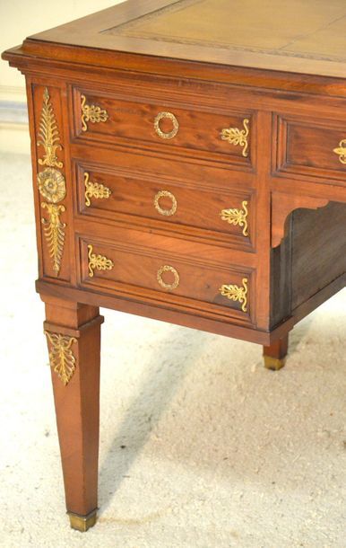Beau bureau plat en acajou et acajou moucheté....