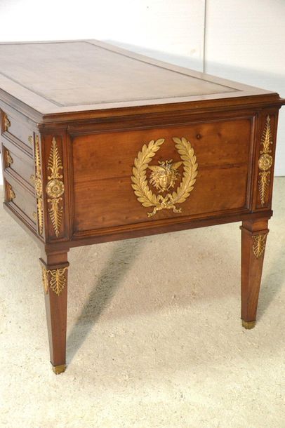 Beau bureau plat en acajou et acajou moucheté....