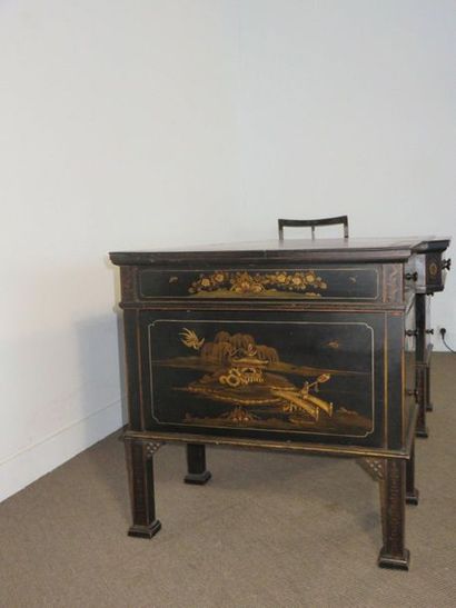 Ensemble comprenant un bureau, un fauteuil...