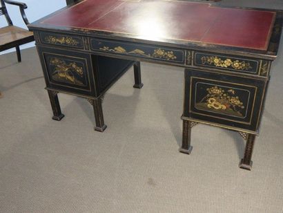 Ensemble comprenant un bureau, un fauteuil...