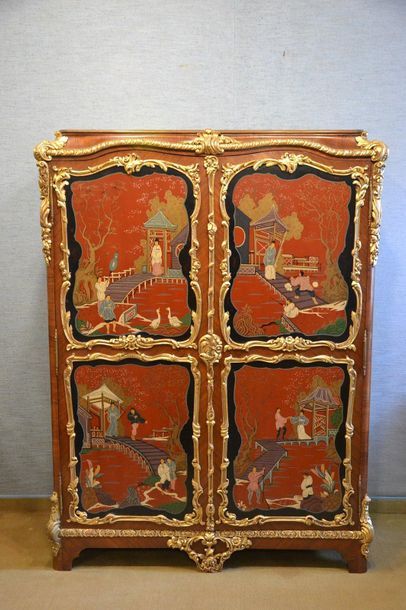 Armoire à panneaux à l’imitation de la laque...