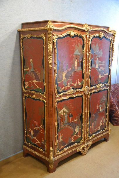 Armoire à panneaux à l’imitation de la laque...