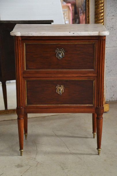 Small in-between chest of drawers in mahogany...