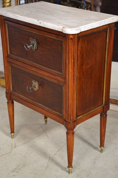 Small in-between chest of drawers in mahogany...