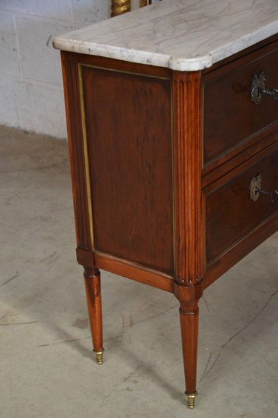 Small in-between chest of drawers in mahogany...