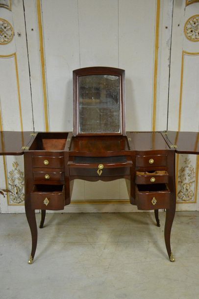 Mahogany dressing table, curved on the front...