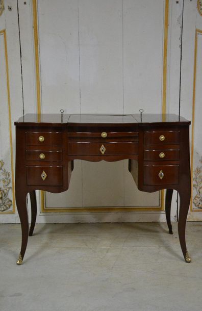 Mahogany dressing table, curved on the front...