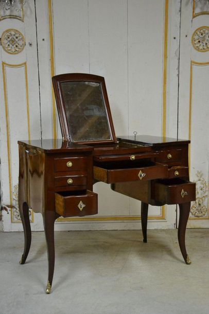 Mahogany dressing table, curved on the front...