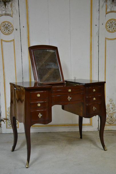 Mahogany dressing table, curved on the front...