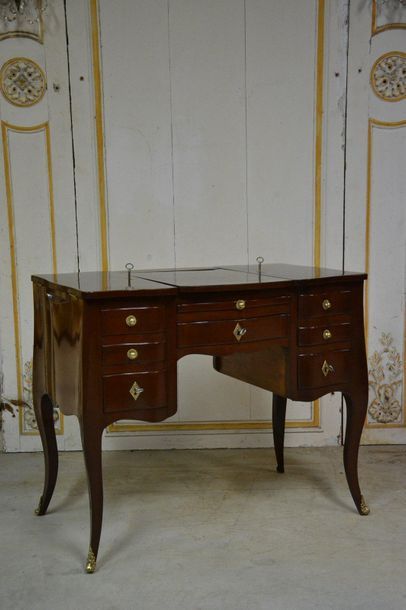 Mahogany dressing table, curved on the front...