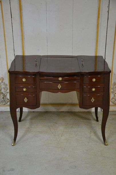 Mahogany dressing table, curved on the front...