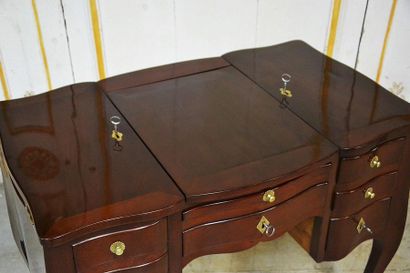 Mahogany dressing table, curved on the front...