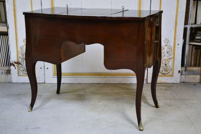 Mahogany dressing table, curved on the front...