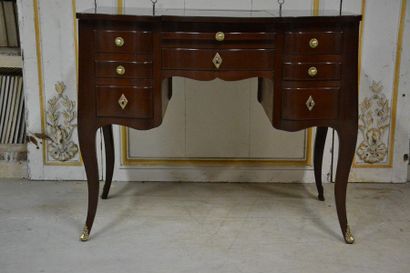 Mahogany dressing table, curved on the front...