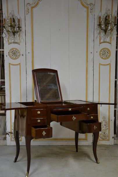 Mahogany dressing table, curved on the front...