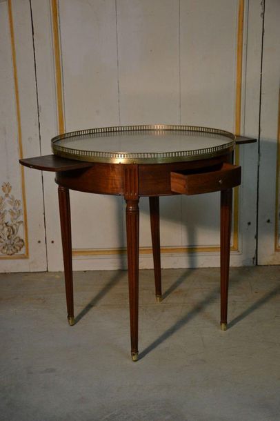 Mahogany and mahogany veneer Bouillotte table....