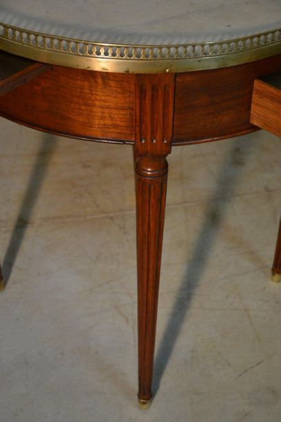 Mahogany and mahogany veneer Bouillotte table....