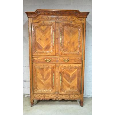 Buffet in moulded and carved cherry wood....