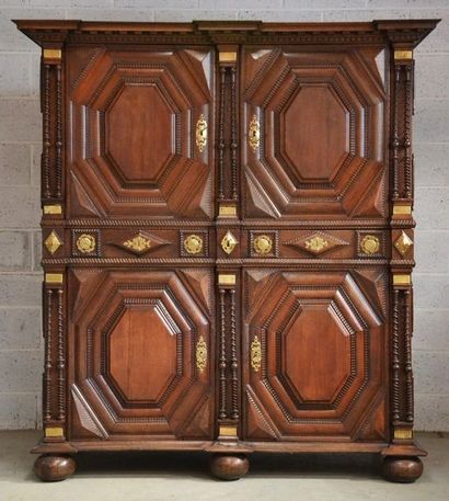 Moulded oak sideboard opening with four leaves...