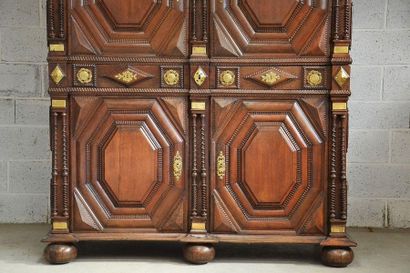 Moulded oak sideboard opening with four leaves...