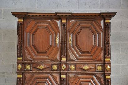 Moulded oak sideboard opening with four leaves...
