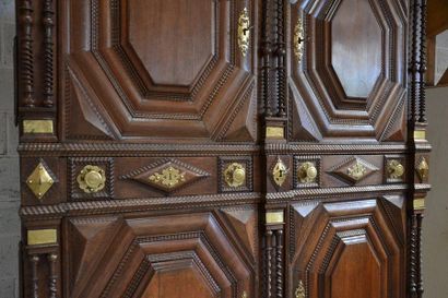 Moulded oak sideboard opening with four leaves...