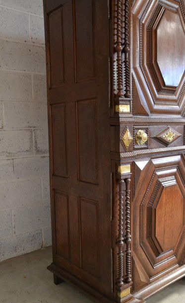 Moulded oak sideboard opening with four leaves...