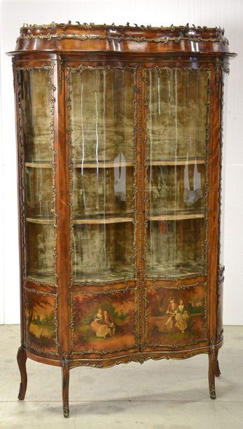 Stained wood showcase with MARTIN varnish...