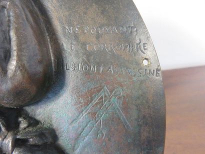 BRISSON, 1868 Médaillon en bronze figurant...