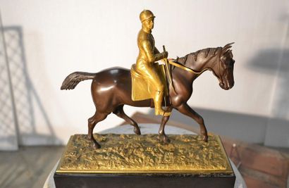 Ecole française vers 1930 Cavalier sur son...