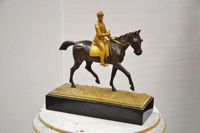 Ecole française vers 1930 Cavalier sur son...