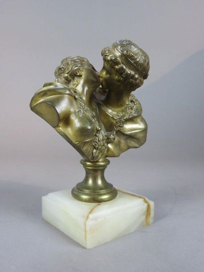 D'après HOUDON Le baiser Bronze à patine...
