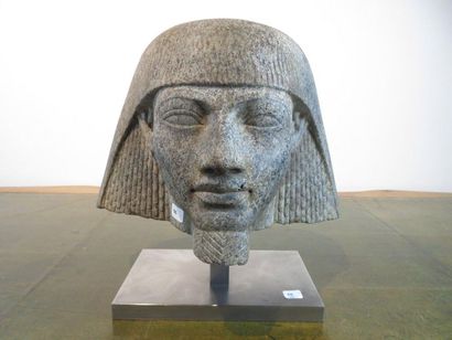 Importante tête pharaonique en pierre grise...