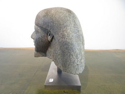 Importante tête pharaonique en pierre grise...