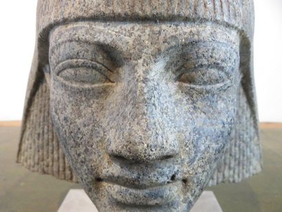 Importante tête pharaonique en pierre grise...