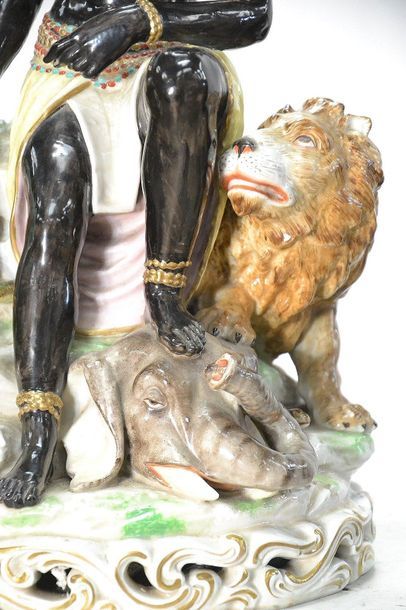 Important groupe en porcelaine polychrome...
