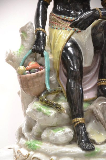 Important groupe en porcelaine polychrome...