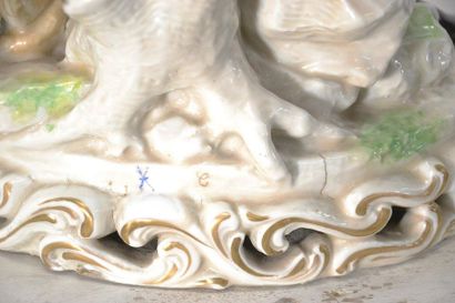 Important groupe en porcelaine polychrome...