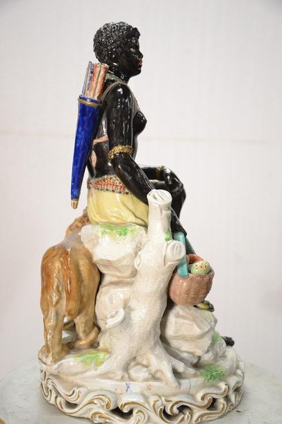 Important groupe en porcelaine polychrome...