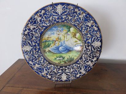 ITALIE Grand plat rond en Majolique. Au centre,...