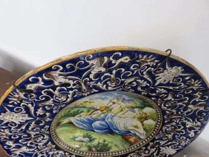 ITALIE Grand plat rond en Majolique. Au centre,...