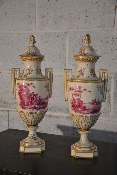 Paire de vases couverts en faïence polychrome...