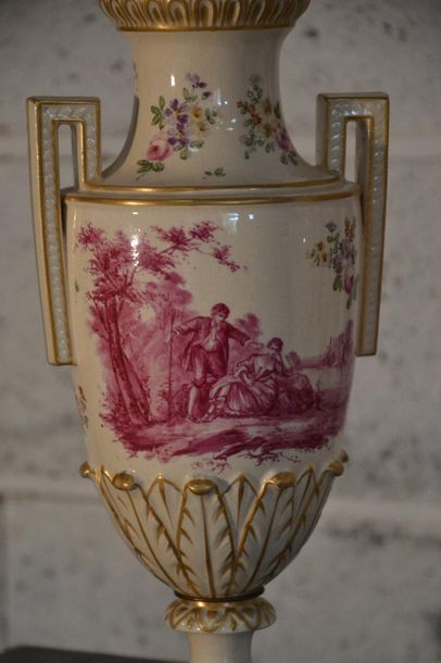 Paire de vases couverts en faïence polychrome...